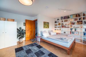 Ένα ή περισσότερα κρεβάτια σε δωμάτιο στο Exklusives Josenhaus mit See- und Alpenblick & Gartensauna