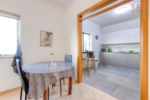 Stylish & Cosy 2BR Apt in the Heart of St' Julians by 360 Estates的厨房或小厨房