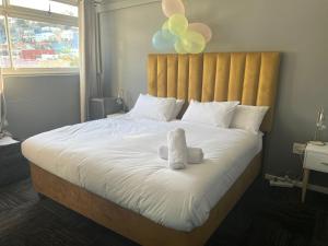 uma cama com um monte de balões em cima em M & B Backpackers em Cidade do Cabo