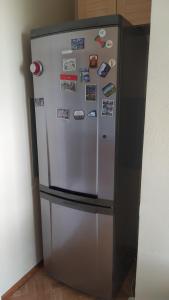 - un réfrigérateur dans une cuisine avec aimants dans l'établissement Flat, à Visaginas