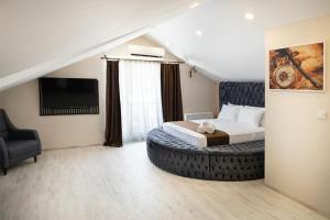 Habitación de hotel con cama y sofá en Monezza Hotel Maltepe en Estambul