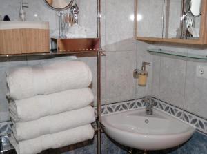 baño con lavabo y un montón de toallas en Ferienwohnung in der Kaschubei, in ruhiger Lage am Waldrand, in der Nähe von Danzig und Sopot, en Sulmin
