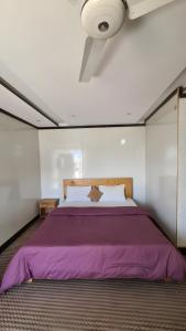Een bed of bedden in een kamer bij Baltistan Continental
