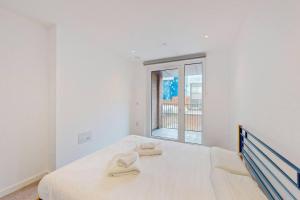 Una cama o camas en una habitación de 1Bed apt in Whitechapel with a balcony & near tube