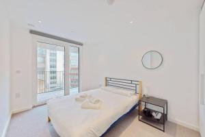 Rúm í herbergi á 1Bed apt in Whitechapel with a balcony & near tube