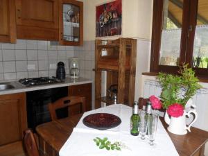 une cuisine avec une table et un chiffon de table blanc dans l'établissement Ferienwohnung Flieder, à Cagli