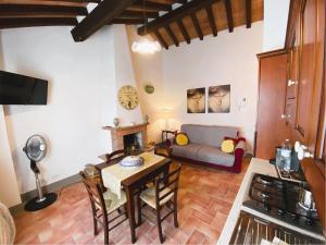 een woonkamer met een bank en een tafel bij Villa tartufo in Toscella