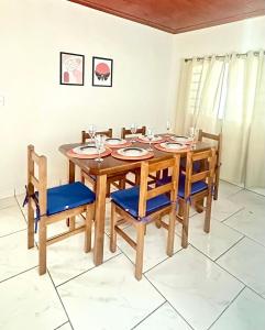 - une salle à manger avec une table et des chaises en bois dans l'établissement Sossego no Caminho da Fé, à Ouro Fino