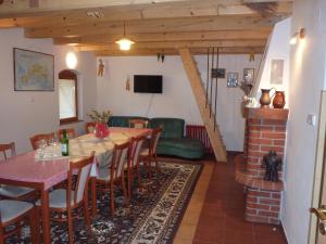 Penzion Vlasta في نورافزكا نوفا فيس: غرفة طعام مع طاولة وكراسي