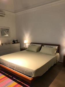 ein Schlafzimmer mit einem großen weißen Bett mit zwei Kissen in der Unterkunft #pazzadite in Molfetta