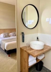 Cama ou camas em um quarto em Hôtel Les Costans, The Originals Relais