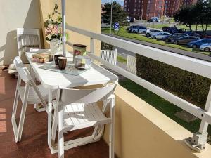 Balkón alebo terasa v ubytovaní Appartement 50m² avec Balcon, Parking Privé et Wifi à Deux Pas de la Plage - FR-1-674-36