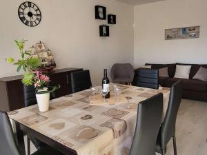 Posedenie v ubytovaní Appartement 50m² avec Balcon, Parking Privé et Wifi à Deux Pas de la Plage - FR-1-674-36