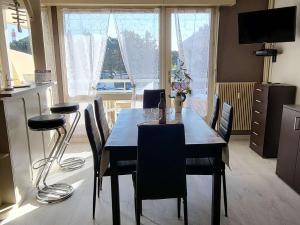 Televízia a/alebo spoločenská miestnosť v ubytovaní Appartement 50m² avec Balcon, Parking Privé et Wifi à Deux Pas de la Plage - FR-1-674-36 + 3 fotografie