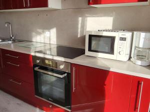 Kuchyňa alebo kuchynka v ubytovaní Appartement 50m² avec Balcon, Parking Privé et Wifi à Deux Pas de la Plage - FR-1-674-36