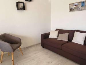Posedenie v ubytovaní Appartement 50m² avec Balcon, Parking Privé et Wifi à Deux Pas de la Plage - FR-1-674-36