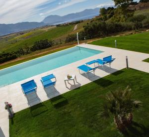 uma vista superior para uma piscina com cadeiras e uma mesa em Ferienhaus in Partinico mit Privatem Pool em Balestrate