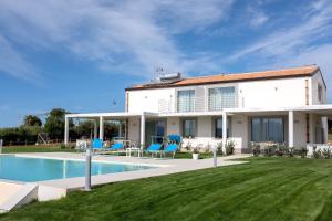 uma villa com uma piscina e uma casa em Ferienhaus in Partinico mit Privatem Pool em Balestrate