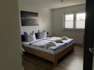 een slaapkamer met een bed met handdoeken erop bij Ferienwohnung-Marie in Wernigerode
