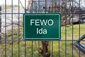 a sign on a fence that says few ideia at Ferienwohnung IDA in Peiting