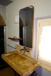bagno con lavabo in marmo e specchio di Ferienwohnung für 4 Personen ca 70 qm in Gavardo, Gardasee Westufer Gardasee a Gavardo