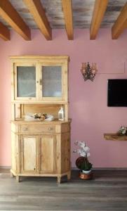 um armário de madeira num quarto com paredes cor-de-rosa em Ferienwohnung für 4 Personen ca 70 qm in Gavardo, Gardasee Westufer Gardasee em Gavardo