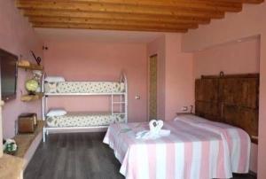 um quarto com duas camas e uma prateleira em Ferienwohnung für 4 Personen ca 70 qm in Gavardo, Gardasee Westufer Gardasee em Gavardo