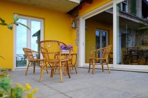 patio con sedie e tavolo sul portico di Ferienwohnung für 4 Personen ca 70 qm in Gavardo, Gardasee Westufer Gardasee a Gavardo
