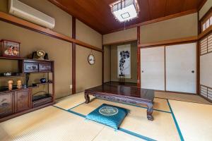 - un salon avec une table de ping-pong dans l'établissement ゲストハウス　luluha, à Awatabe