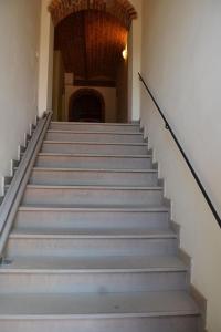 una rampa di scale in un edificio di Wohnung auf der ersten Etage a Campiglia Marittima