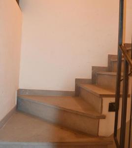 una rampa di scale in una camera di Wohnung auf der ersten Etage a Campiglia Marittima