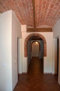 un corridoio vuoto con soffitto di mattoni di Wohnung auf der ersten Etage a Campiglia Marittima