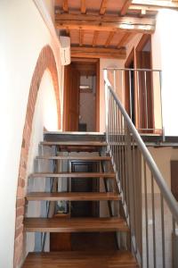 una scala a chiocciola in un edificio con muro di mattoni di Wohnung auf der ersten Etage a Campiglia Marittima