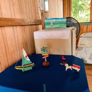 uma mesa com barcos de brinquedo em cima dela em Hostel Capitão da Ilha em Maracanã