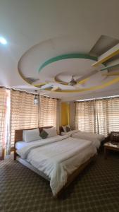 1 Schlafzimmer mit 2 Betten und einer Decke in der Unterkunft Baltistan Continental in Skardu