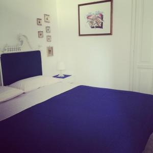 a bedroom with a bed with a purple blanket at Ferienhaus für 3 Personen 1 Kind ca 55 qm in Canneto auf Lipari, Sizilien Äolische Inseln in Lipari