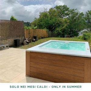 una piscina en un patio trasero con terraza de madera en Lake House I Pioppi en Nepi