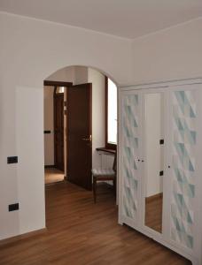 einen Flur mit einem Torbogen und einer Tür in einem Zimmer in der Unterkunft L'Oasi Amena - Camera Salvia in Ameno