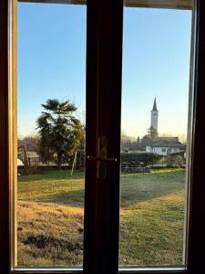 una porta aperta con vista su un campo di L'Oasi Amena - Camera Salvia ad Ameno