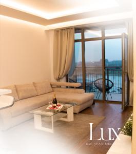 un soggiorno con divano e tavolo di Bw Apartments Lux - Belgrade Waterfront a Sajmište