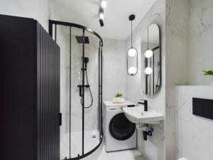 uma casa de banho com um chuveiro, um lavatório e um WC. em Modern Studio with WiFi in Warsaw by Renters em Varsóvia