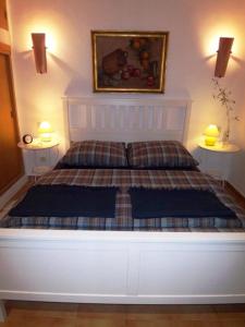 a bed in a bedroom with two lamps and a picture on the wall at Ferienwohnung für 2 Personen ca 25 m in Sencelles, Balearen Mallorca in Sencelles