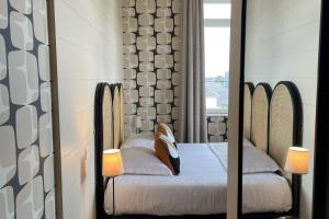 Cama ou camas em um quarto em Hôtel Les Costans, The Originals Relais
