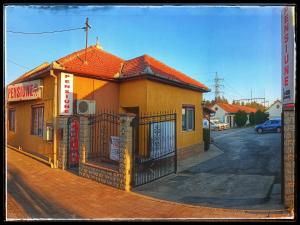 een geel gebouw met een poort op een straat bij PENSIUNEA ETAP in Arad