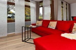 uma sala de estar com um sofá vermelho e uma mesa em Ferienwohnung Appartement Seestern em Schluchsee