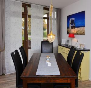 uma sala de jantar com uma mesa de madeira e cadeiras em Ferienwohnung Appartement Seestern em Schluchsee