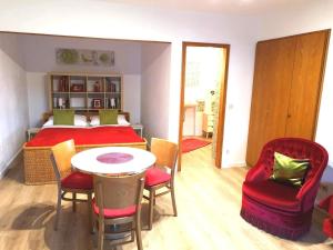 um quarto com uma cama, uma mesa e cadeiras em Apartment Gala, ruhige Lage, stadtnah em Bad Kissingen