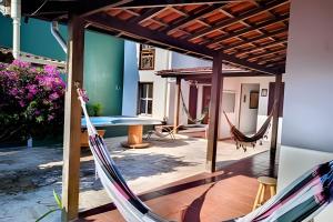 a room with a hammock and a table at Espaço Luz in Paraty