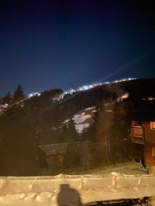 vista su una montagna innevata di notte di Skihütte im Lachtal mit Kaminofen und Sauna a Schönberg-Lachtal
