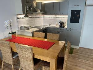 Kuchyň nebo kuchyňský kout v ubytování City-Center Apartments